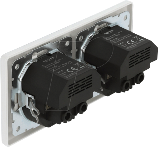Вбудована розетка з 2 контактами та 4 USB-портами для зарядки, 2x 2,8 A.